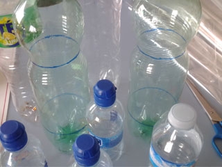 Manualidades de reciclaje: Centro de mesa con botellas de plástico-1975