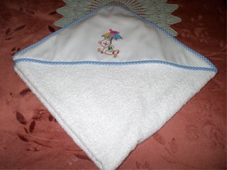 Manualidades en costura: Capa de baño de bebé con capucha-585