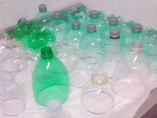 Manualidades de reciclaje: Centro de mesa con botellas de plástico-1976