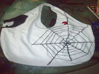 Manualidades para halloween: Bolso de camisetas recicladas