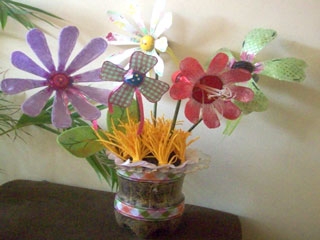 Manualidades de reciclaje: Flores hechas con envases de plástico