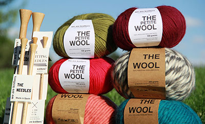 lanas, algodón y agujas de madera para tejer